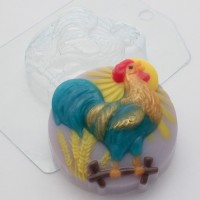 Петух кукарекает на заборе