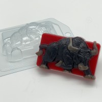 Бык бьет копытом