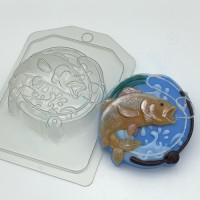 Рыба в круге лески и удочки